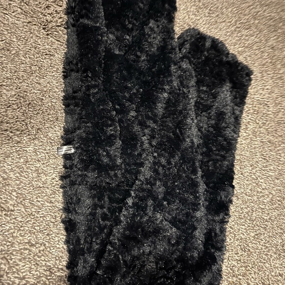 Black plush, fluffy scarf! Very soft and warm! - Picture 4 of 5